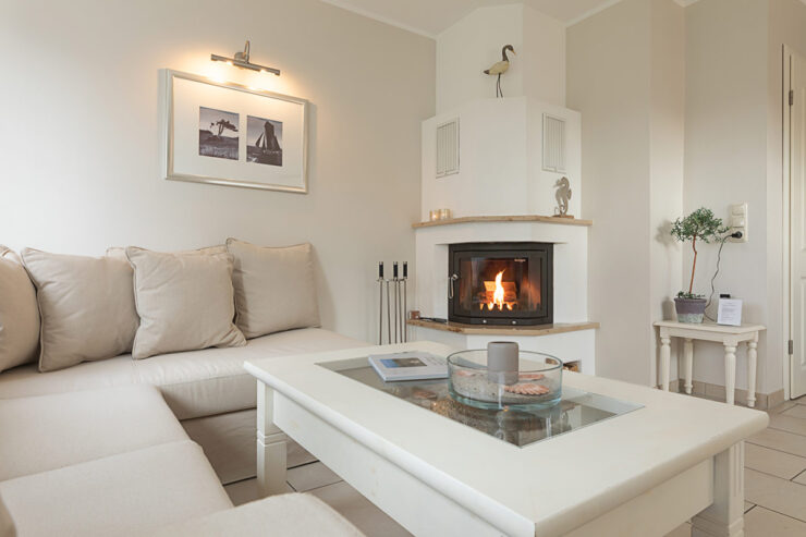 wohnen-couch-tisch-kamin-feuer