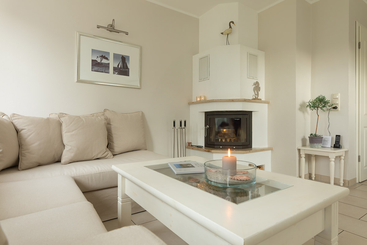 wohnen-couch-tisch-kamin-kerze